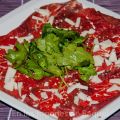 CARPACCIO CON RÚCULA Y QUESO DE TRONCHÓN