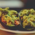 Aguacates con caracolas de pasta y atún