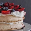 Pavlova de primavera con fresas y arándanos