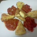 QUESO FRITO CON SALSA DE TOMATE Y CEBOLLA