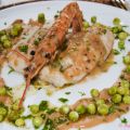 Merluza en salsa de langostinos y guisantes de[...]