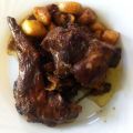 Conejo al ajillo guisado en vino tinto