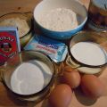 Bizcocho de almendra y melocotones en almíbar