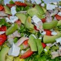 Ensalada de aguacate y fresas con salsa de yogur