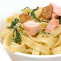 Pasta fresca con salmón y acelgas