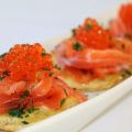 Salmón marinado con blinis de eneldo y rábano[...]