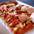 Coca de pimientos y cebolla con piñones y atún