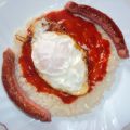 Arroz blanco con huevo y salchichas