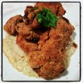 Tenders de pollo sobre crema de cebolla