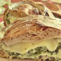 Pan relleno con vegetales y quesos