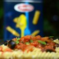 Fusilli con salsa de tomate, berenjena y[...]