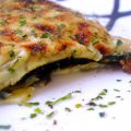 Lasagna verde con pasas, piñones y bechamel