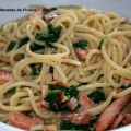 Espaguetis con almendras y salmón marinado