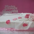 TARTA DE CUMPLEAÑOS CON ROSAS Y GALLETAS DE[...]