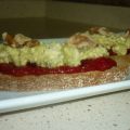 TOSTA DE QUESO AZUL Y MERMELADA DE TOMATE