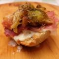 TOSTAS DE QUESO, JAMÓN SERRANO E HIGOS