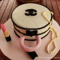 Tarta Chanel con lapiz de labios y perlas.