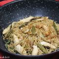 SALTEADO DE POLLO, GAMBAS Y FIDEOS