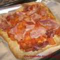 Pizza de tomate y jamón