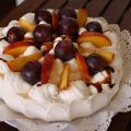 Pavlova de nectarinas y uvas globo