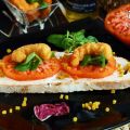 Tosta de queso, tomate y langostinos