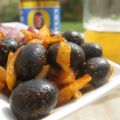 Aliño de aceitunas negras con cebolla y pimentón