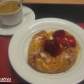 Brioche danés con crema y fresas