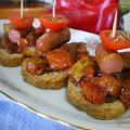 Tostadas de pisto con salchichas al curry