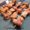 Brochetas de salmón, langostino y bacon.