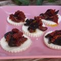 Montaditos de queso fresco con tomates secos[...]