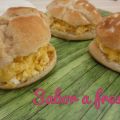 Panecillos de huevos revueltos y cheddar