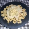 TORTELLINIS DE QUESO EN SALSA DE ALCACHOFAS