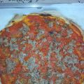 Pizza de salsa de tomate y pimientos con atún