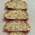 Pan de ajo, cebolla y sésamo negro