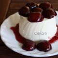 Panna Cotta con coulis  y cerezas frescas
