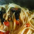 Pasta con anchoas y aceitunas negras.