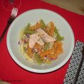 PASTA CON SALMÓN FRESCO Y PIÑONES
