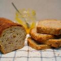 Pan integral con pistachos, nueces y miel