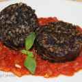 Morcilla de arroz con salsa de tomate