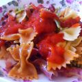 Lazos de pasta con salsa de tomate