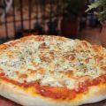 Pizza con salsa napolitana