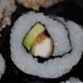 Sushi con pollo panko y aguacate