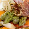 Menestra de primavera con jamón y huevo