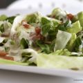 Ensalada con bacon, salsa de queso azul y pipas