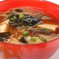 Sopa de algas con chispas de tempura