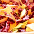 Ensalada de col con queso brie