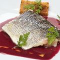 Lubina a 55º con salsa de vino tinto y pan frito