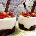 Copa de yogurt con frambuesas y pistachos