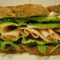 Sandwich de pechuga de pollo y queso