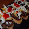 Tosta de morcilla, queso semicurado, manzana y[...]